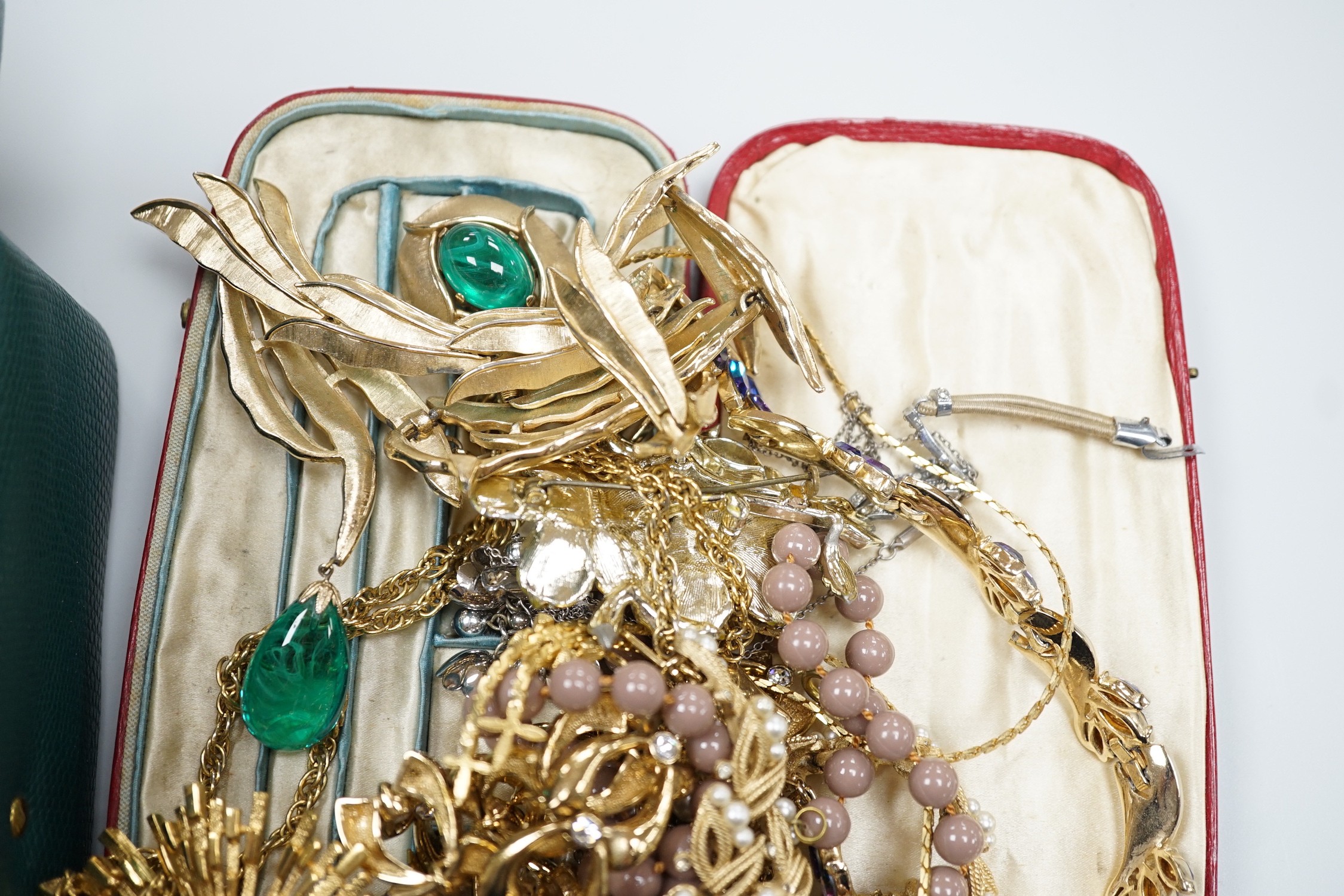 A quantity of assorted costume jewellery.